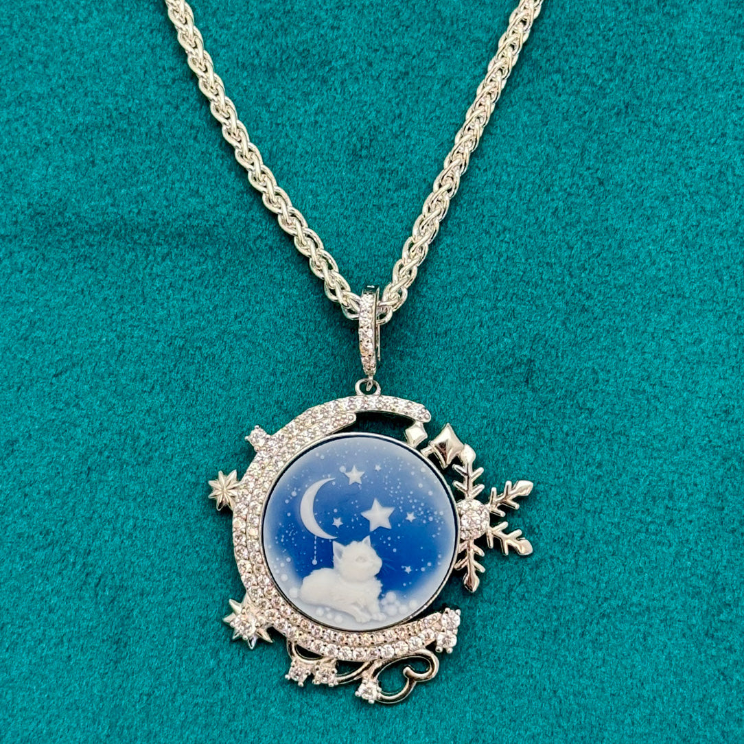 Snowy Kitten - Agate Cameo
