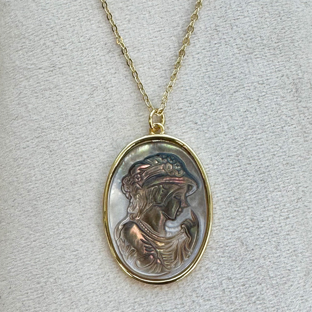 Perla - Black Shell Cameo