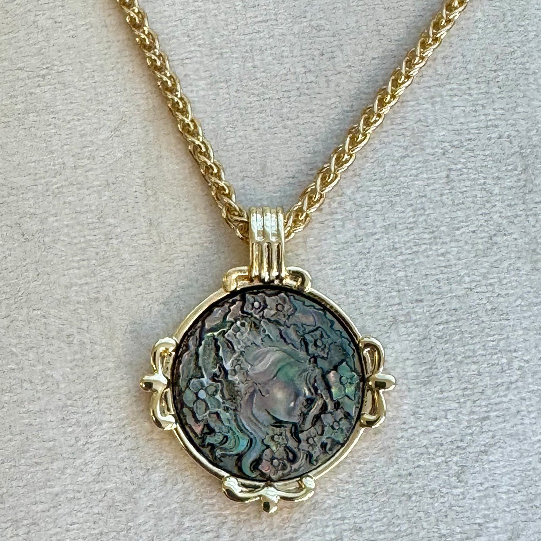 Dakota - Black Shell Cameo