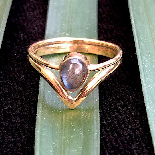 <span>RBR-044<span>: </span></span>Labradorite Ring - Brass